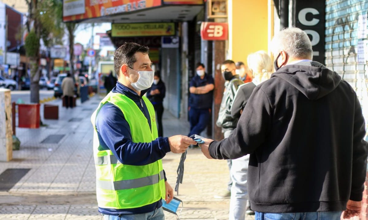 Un centenar de voluntarios dan tapabocas y vigilan los cuidados sociales