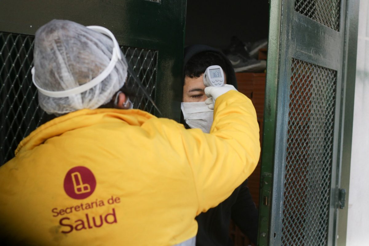 Un funcionario de Lanús dio positivo de covid-19, y hubo otro fallecido