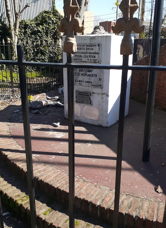 A pocos días del aniversario de la muerte de Perón, destruyeron un monumento suyo en Caraza