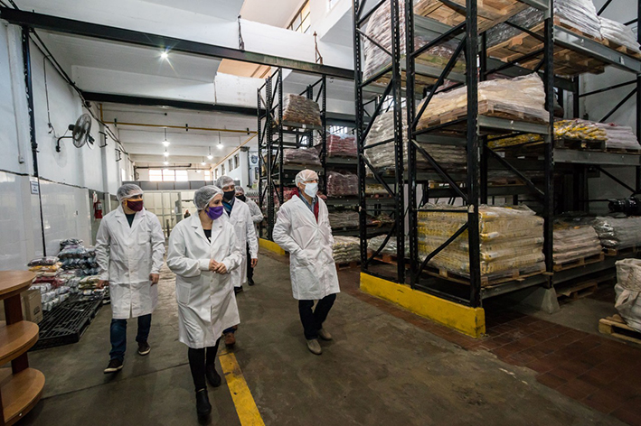 Grindetti supervisó protocolos contra el covid en empresa alimenticia de Alsina