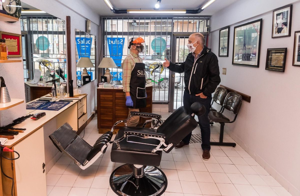 Tras la reapertura del rubro, Grindetti visitó peluquería de Lanús O.