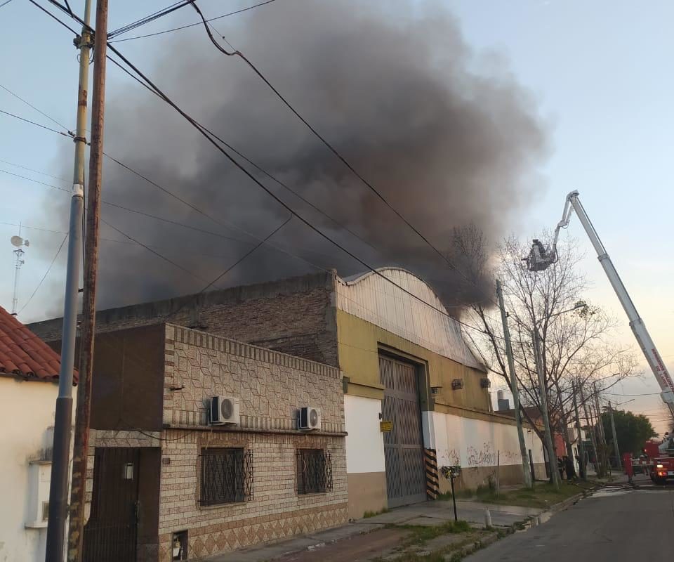 Controlaron el incendio de fábrica de carteles en Gerli