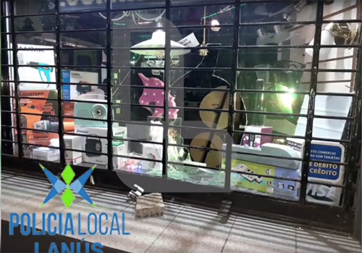 Rompió una vidriera y robó parlantes, pero “lo hicieron sonar”