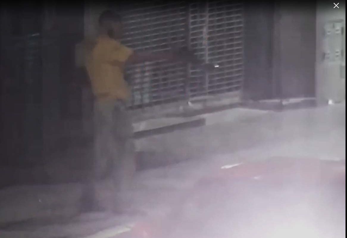 Amenazaba a la gente con un arma… de utilería