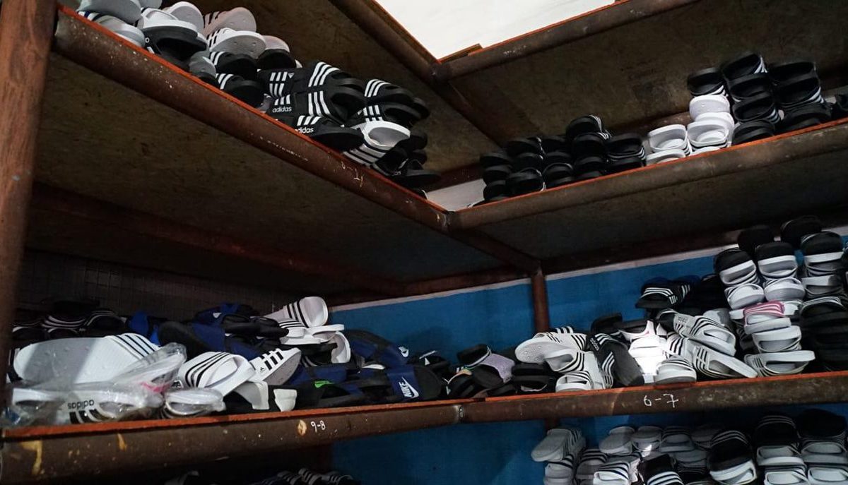 Detienen a 14 personas en clausura de fábrica de zapatillas “truchas”