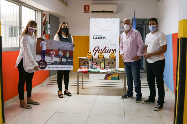 Grindetti entregó kits de robótica y libros a centros educativos