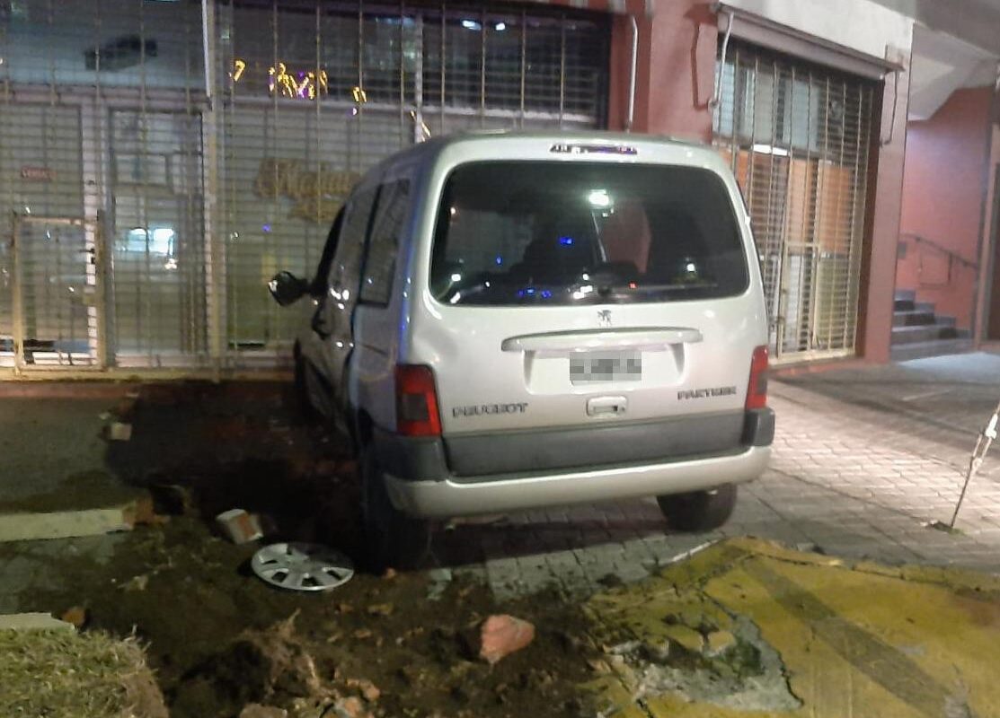 Perseguido por av. Yrigoyen, huyó en contramano y se incrustó en una panadería. Video
