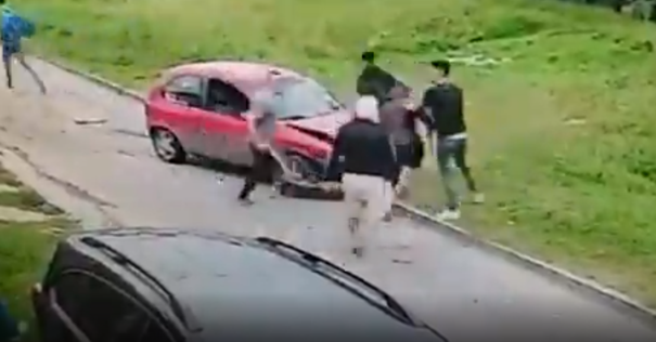 Video: chocó el auto de los ladrones de su suegro, armados, y los enfrentó a trompadas