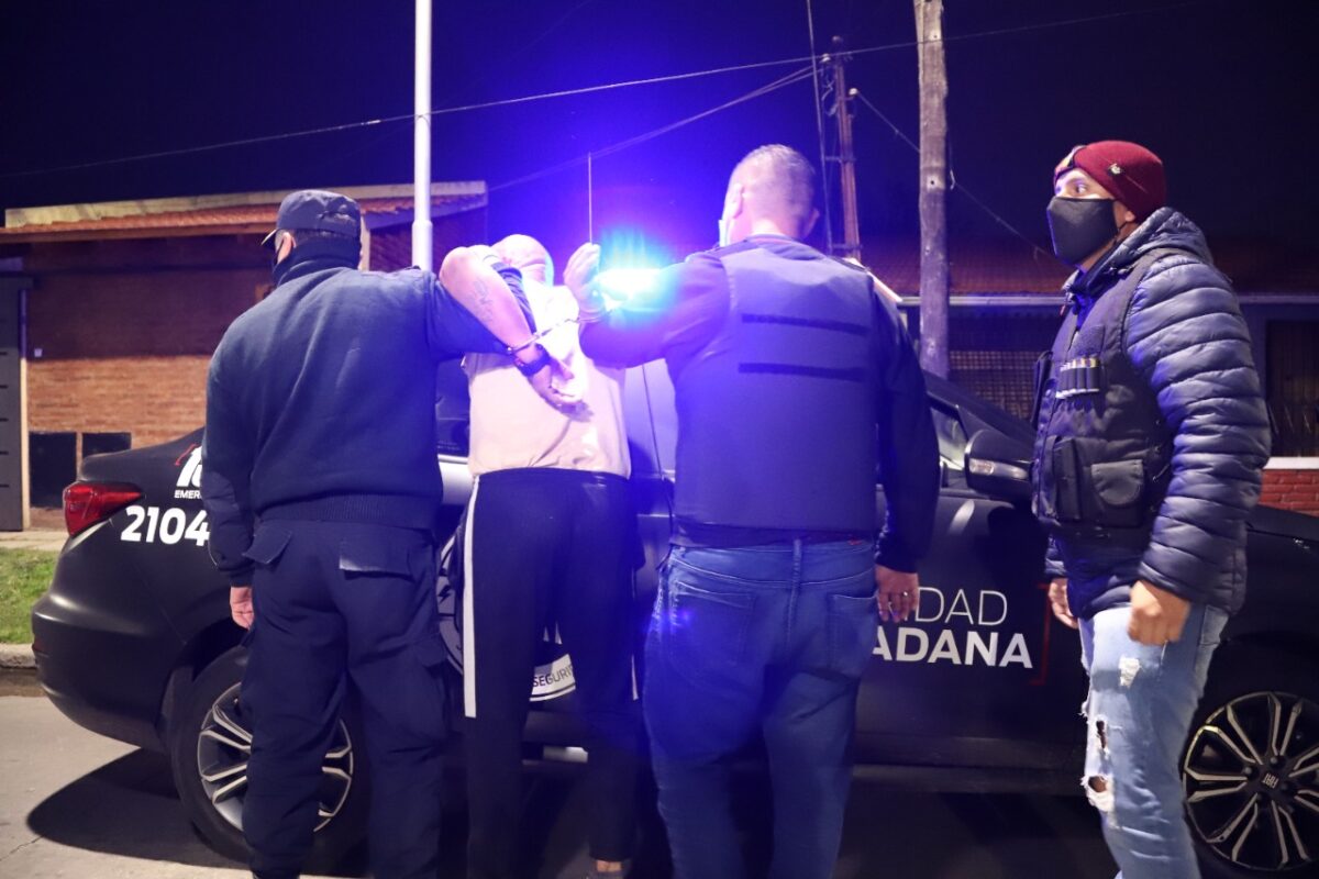 Un arma y mucha droga en Villa Sapito: dos detenidos