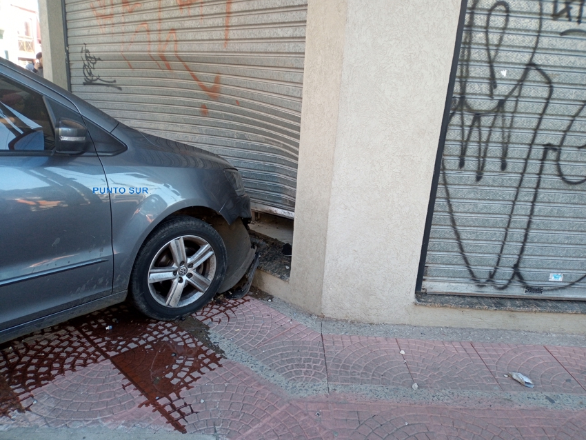 Un herido al incrustar su auto en negocio de V. Industriales