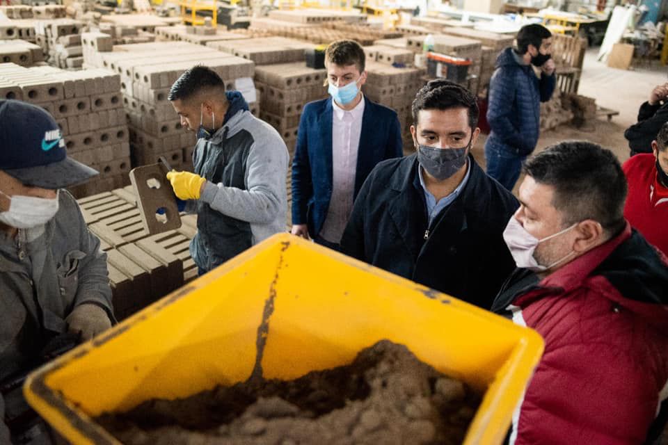 Balladares recorrió empresas de Lanús