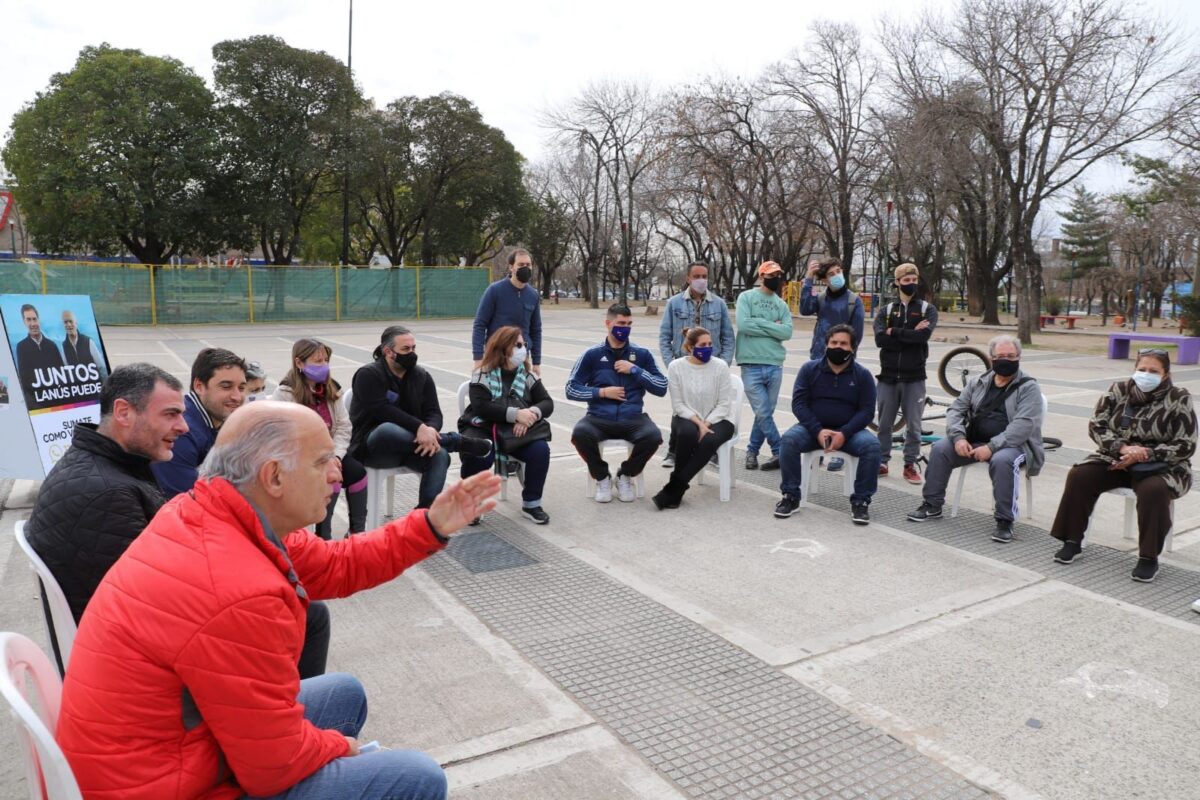 Grindetti y Sala con vecinos de Escalada