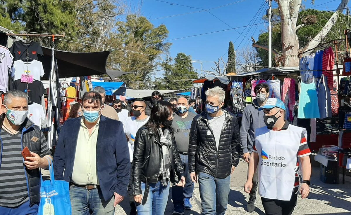 Precandidatos del Partido Libertario, en la feria de Domínico