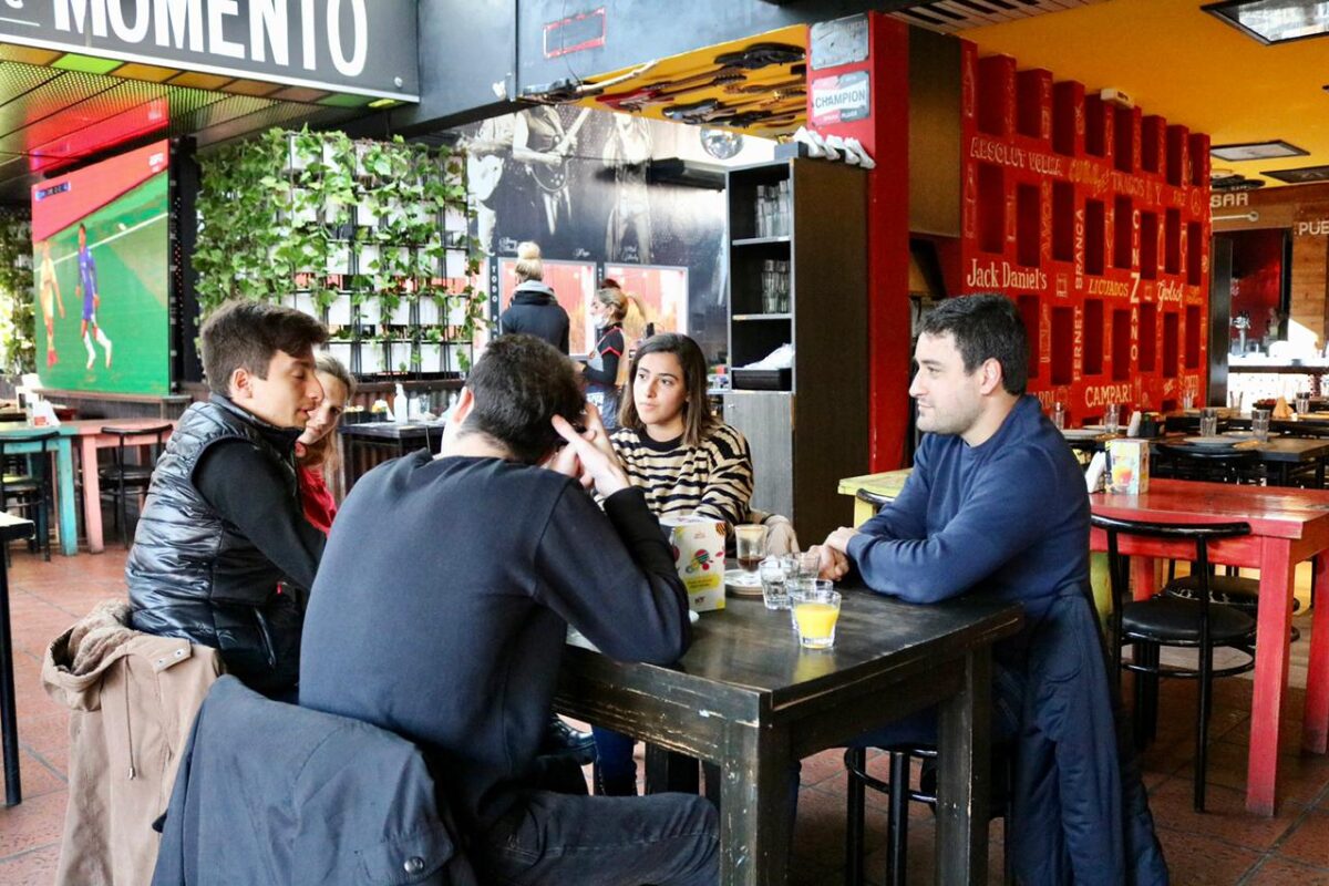 Sala se reunió con estudiantes en busca del voto joven