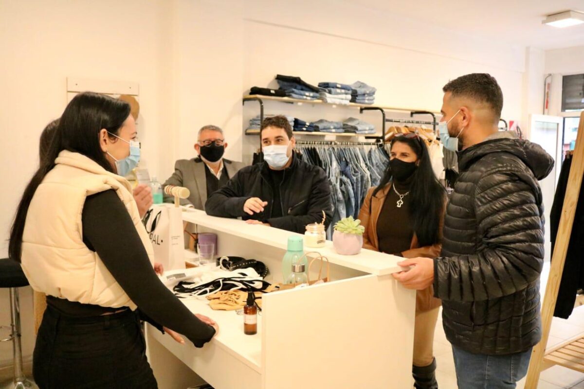 En plena campaña, Sala con comerciantes de Villa Industriales