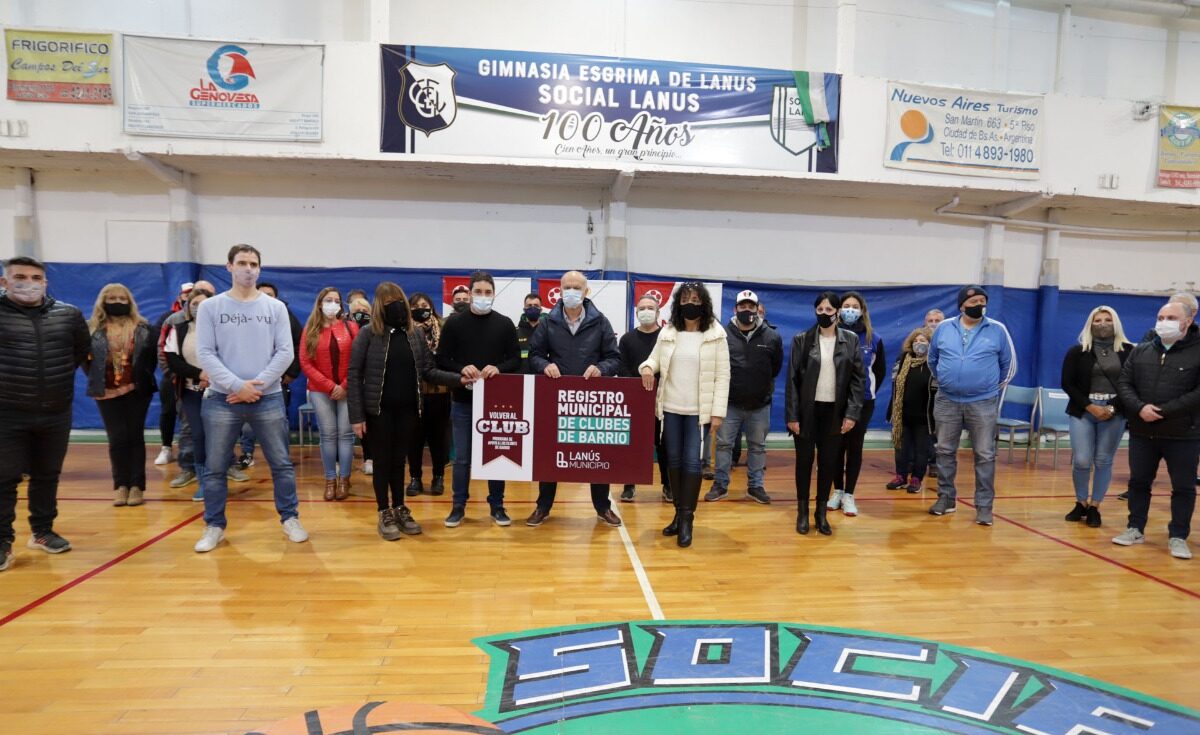 Grindetti y Sala entregaron subsidios a 20 clubes