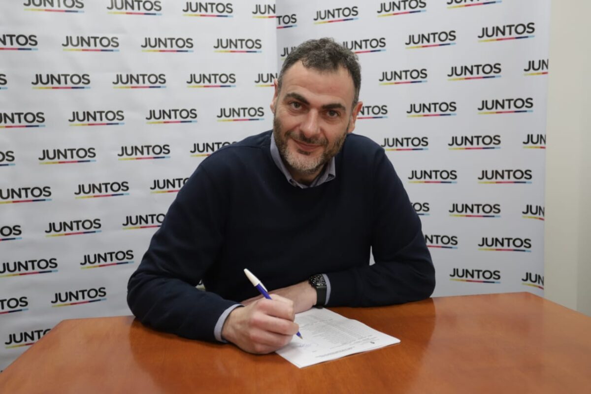 Urrelli firmó su candidatura como diputado por la Tercera