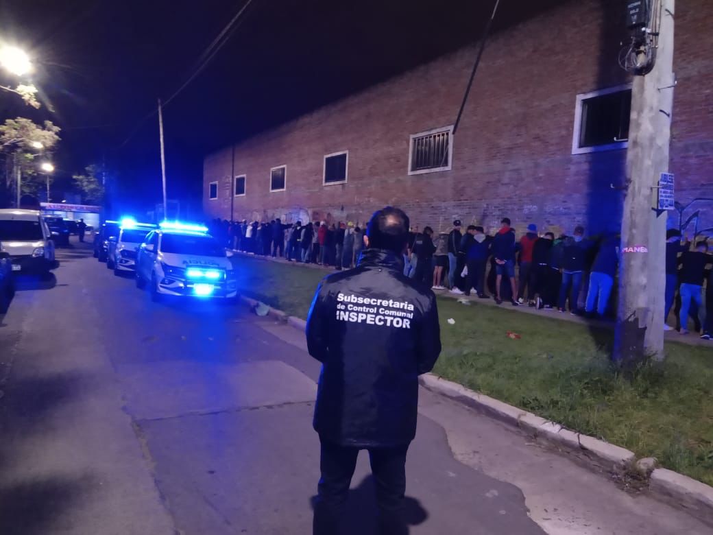 Detienen a 250 chicos en fiesta clandestina en Escalada