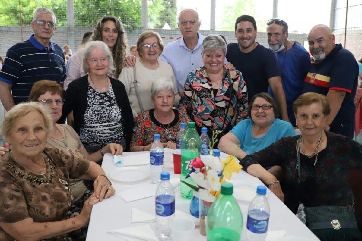 Grindetti en encuentro con 400 adultos mayores