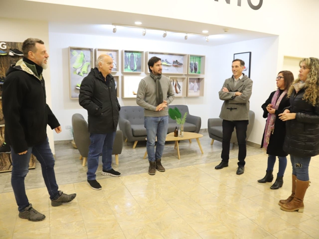 Grindetti, Kravetz y Noelia, en fábrica de zapatillas de Alsina