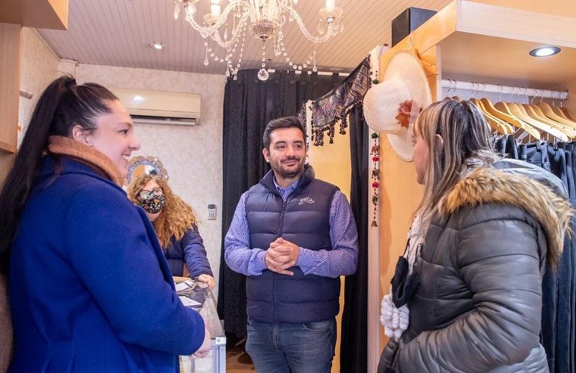 Balladares visitó comercios de Lanús