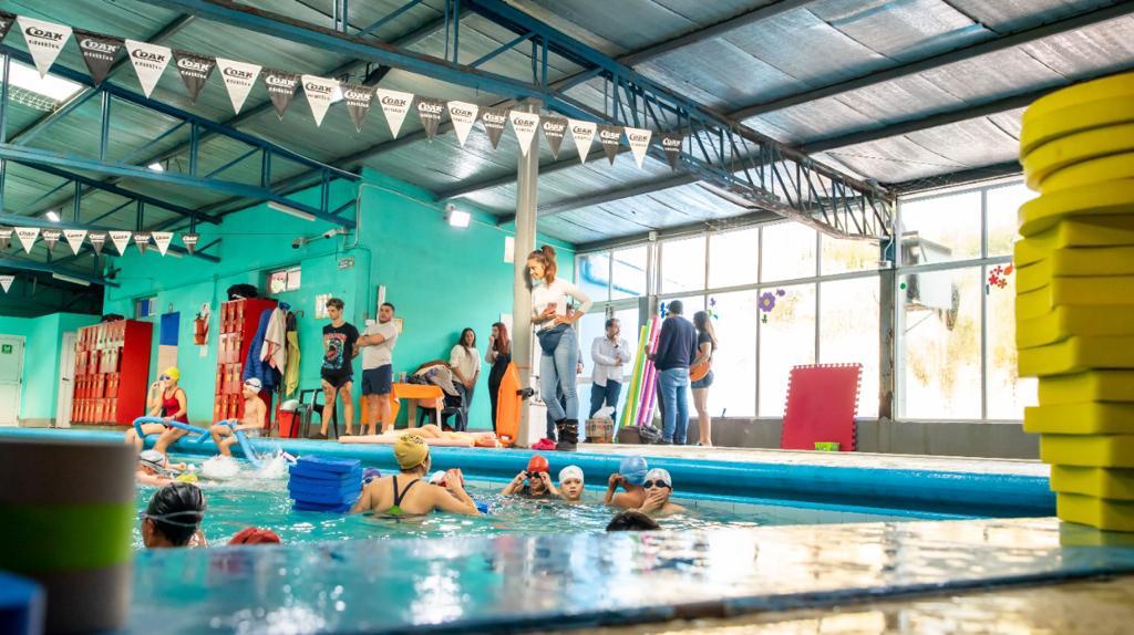 Balladares, en el lanzamiento de curso de natación para chicos de barrios populares