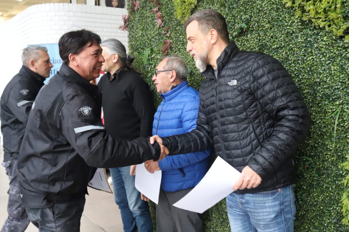 Kravetz dio diplomas al primer personal de seguridad motorizado