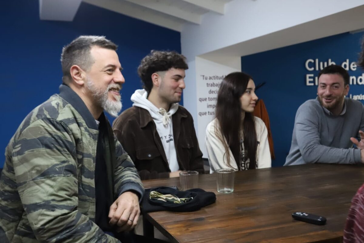 Kravetz, con jóvenes emprendedores