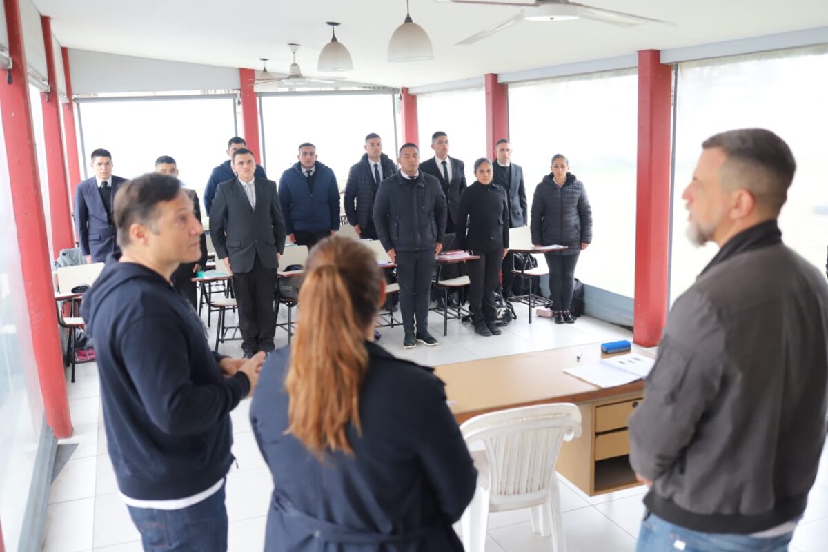 Kravetz visitó la Escuela de Policía de Lanús