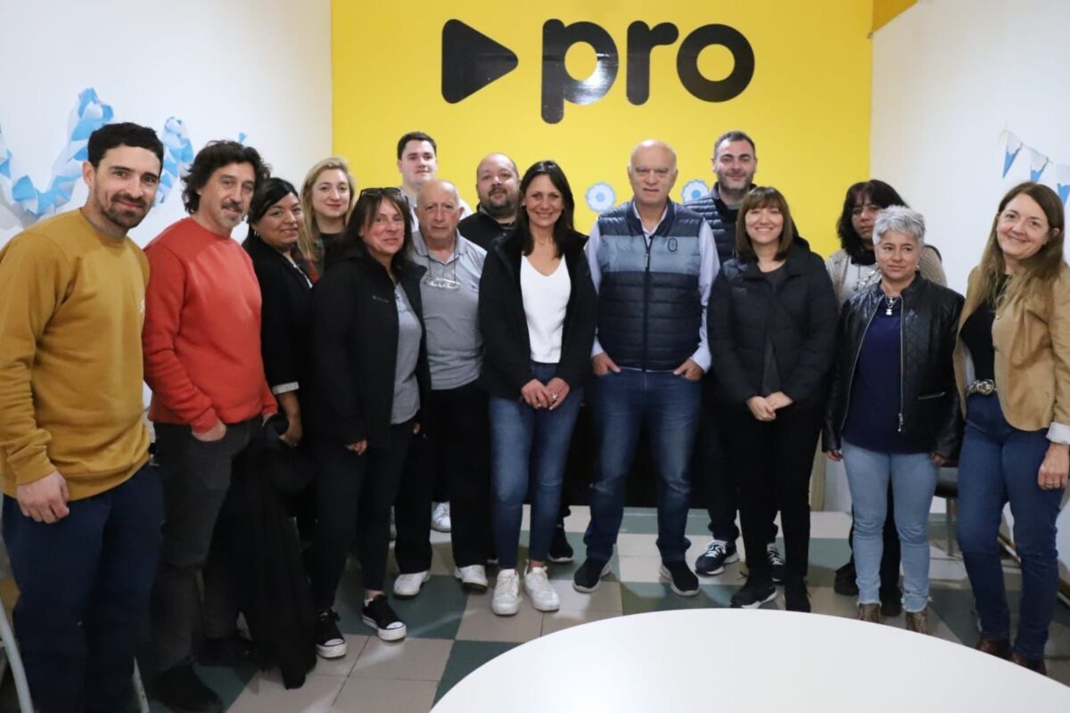 En la costa, Grindetti sigue su recorrido por la quinta sección electoral