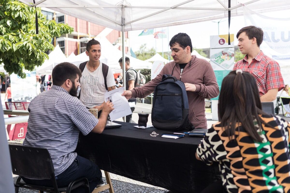 Con tres mil postulantes se realizó en Lanús la Feria de Empleo