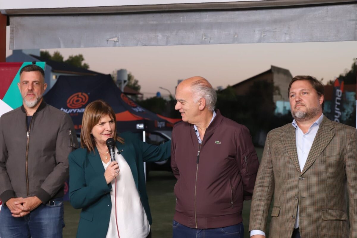 Con dardos a Kicillof, Grindetti y Bullrich presentaron armas no letales