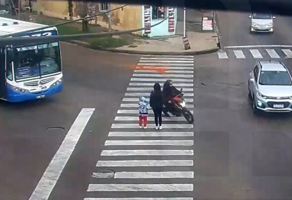 Una mujer y su hijito se salvaron de milagro de la loca huida de un ladrón