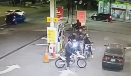 Le robaron la moto mientras cargaba nafta en Lanús O.