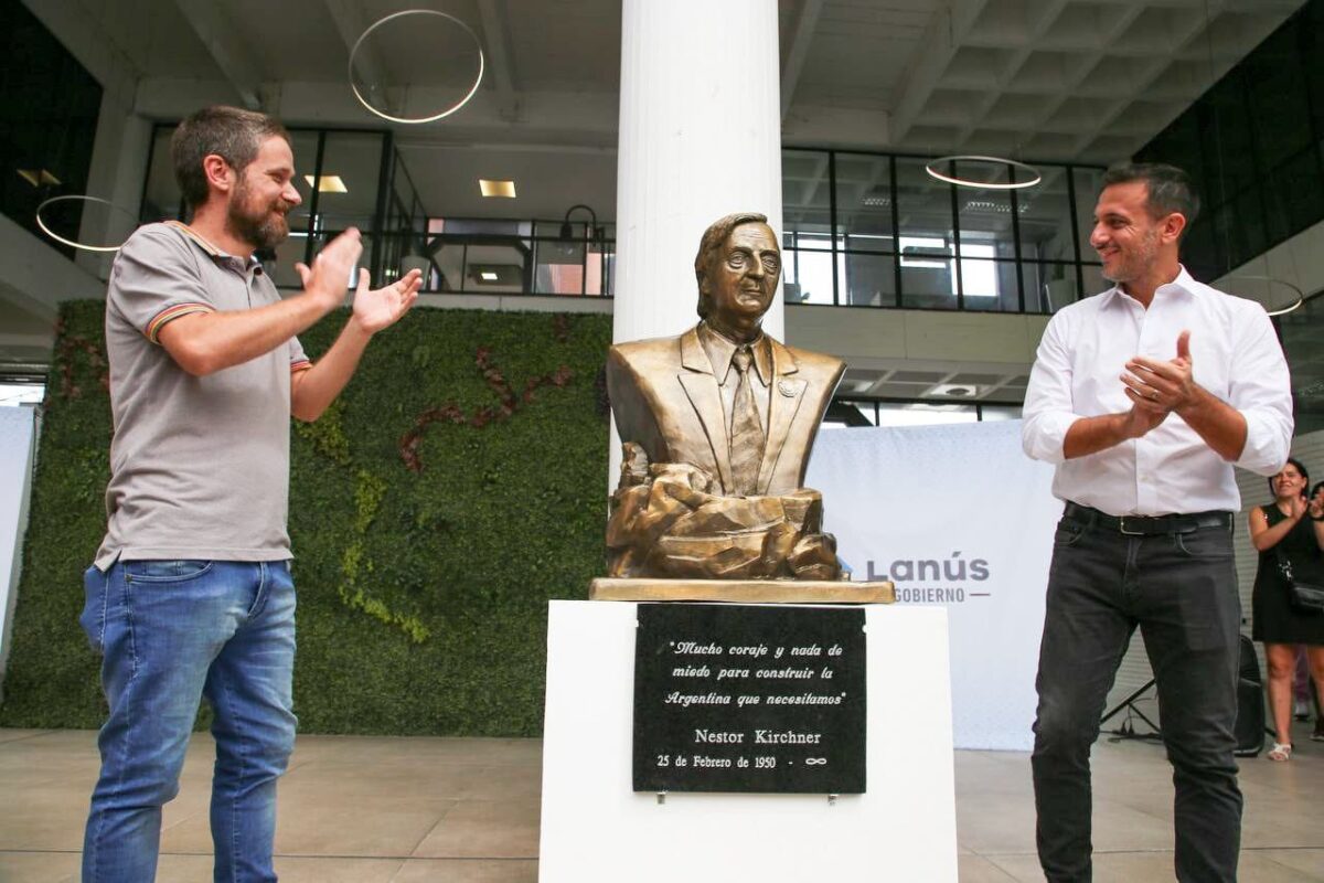 Duro cuestionamiento de Juntos por Lanús a Álvarez por emplazar un busto de Kirchner en el Municipio