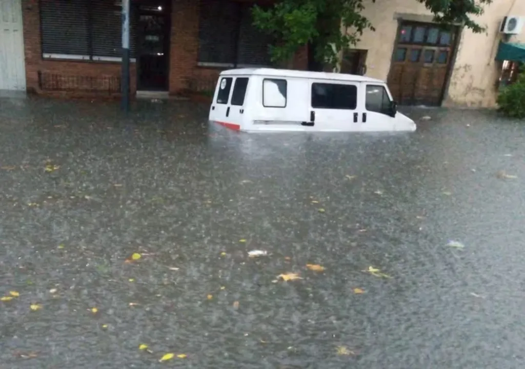 Lanús bajo alerta naranja, llovieron 120 milímetros