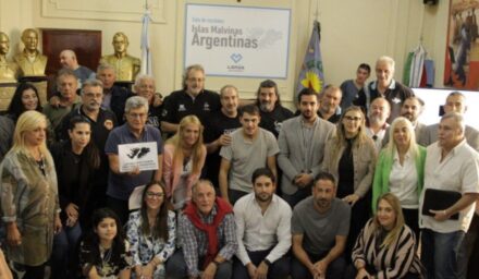 Concejales de Lanús bautizaron “Islas Malvinas Argentinas” la sala de sesiones