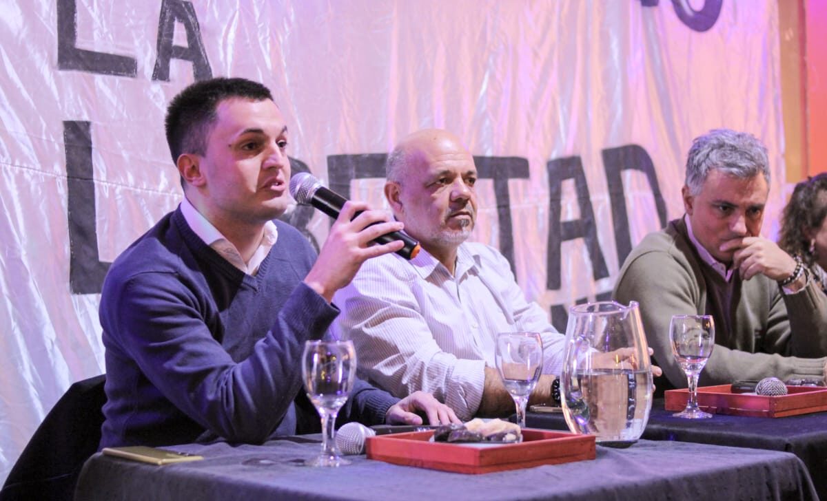 Sebastián Pareja “abrazó” a Nacho Moroni en Lanús