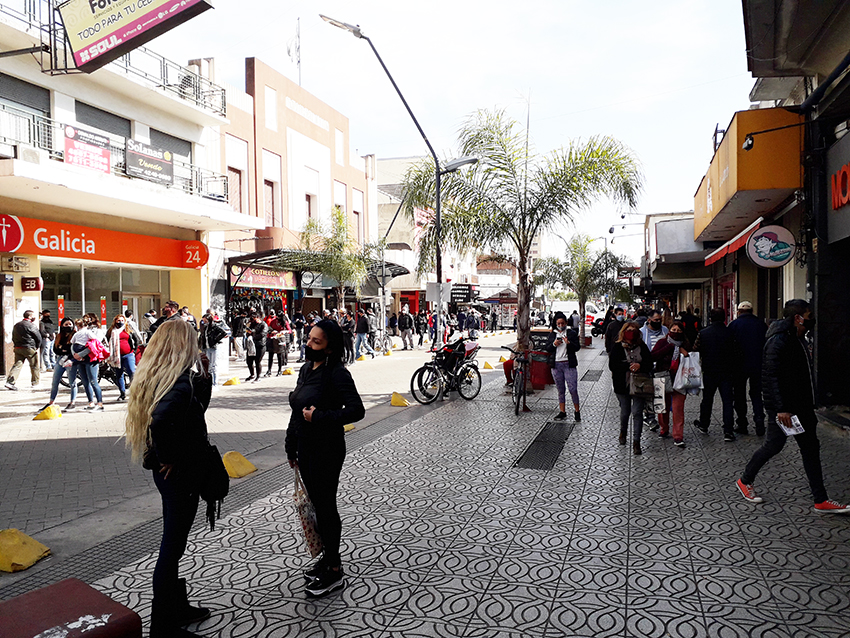 Con recaudos, la gente se anima a salir pero los comerciantes se quejan