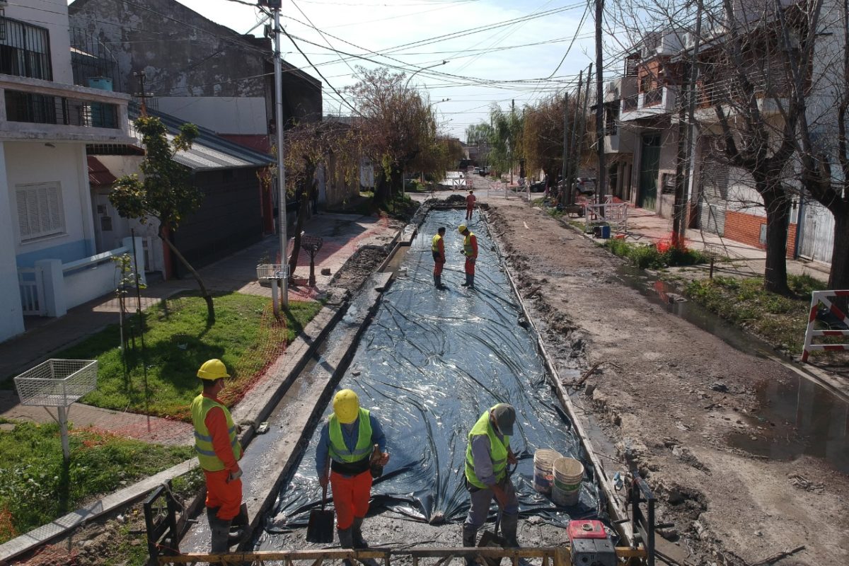Más repavimentación y bacheo en V. Alsina