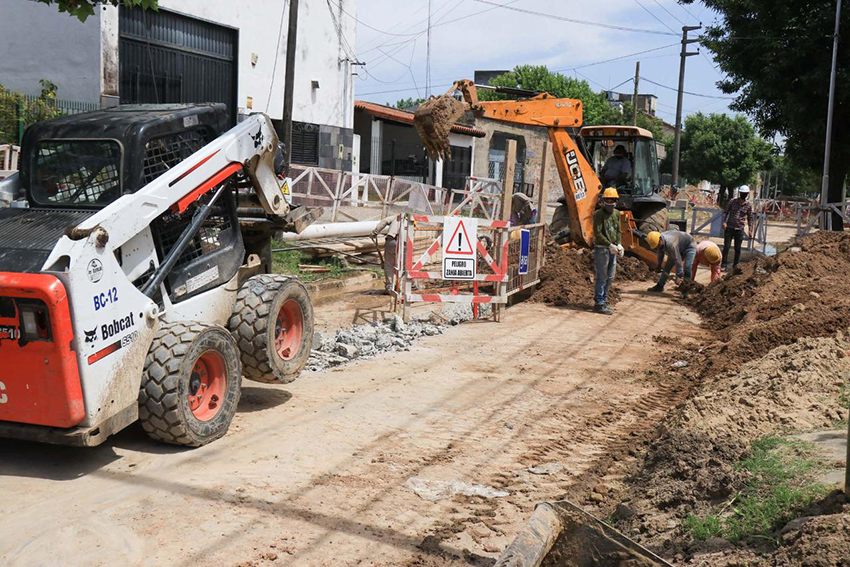 Lanús y AySA acordaron obras de cloacas y agua