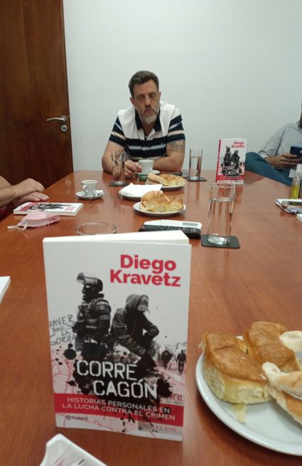 Kravetz hizo anuncios y críticas en charla sobre su libro