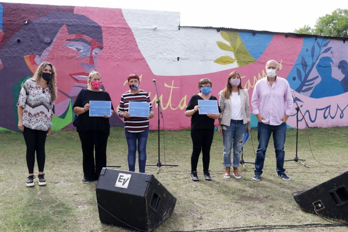 Descubren mural contra la violencia de género