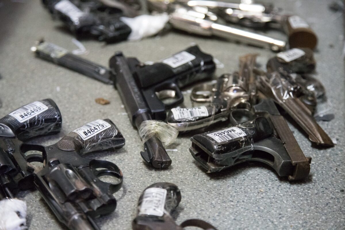 Lanusenses entregaron 250 armas a la ANMAC
