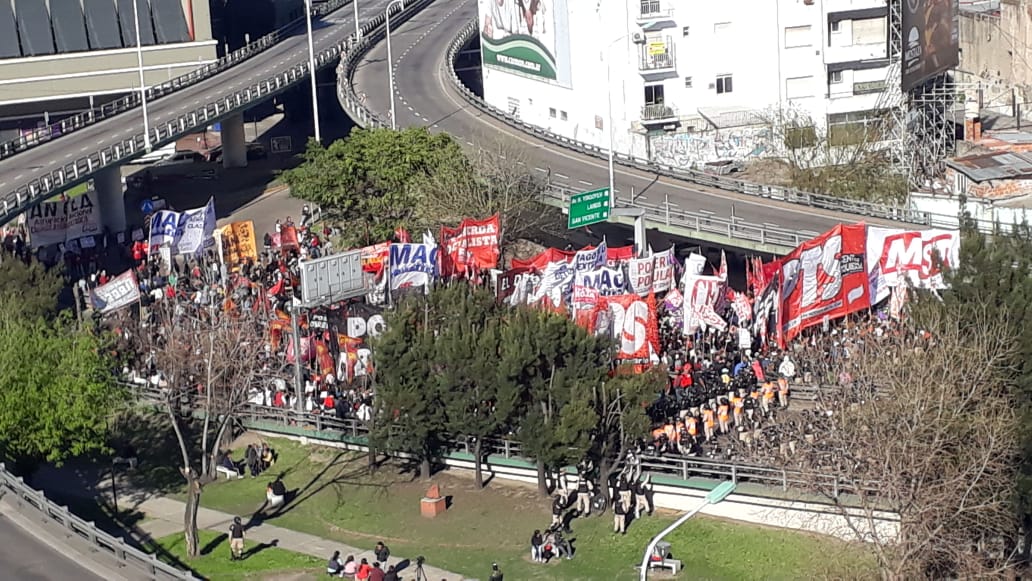 Cortan Puente Pueyrredón y manifiestan en CABA