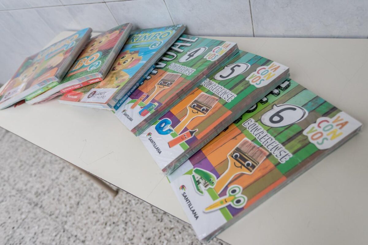 Grindetti entregó más de 500 manuales a alumnos de Primaria