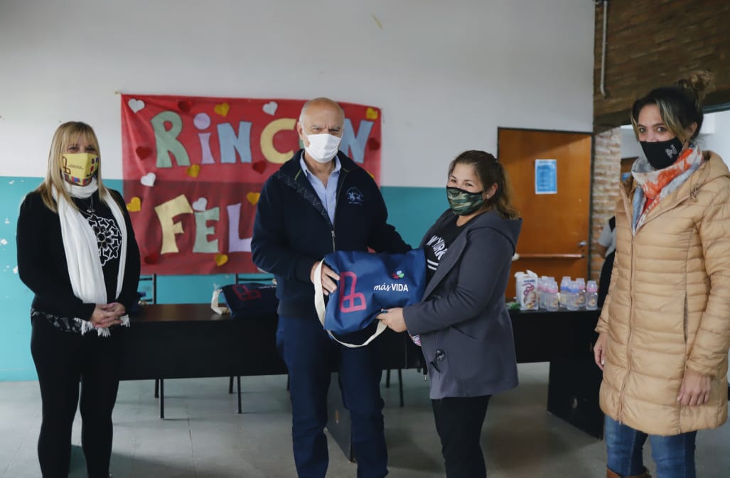 Grindetti y Quindimil entregaron bolsos de marternidad