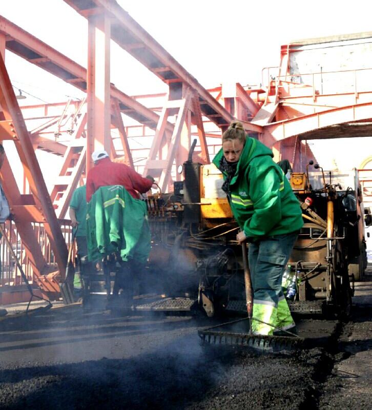 Reparan asfalto y pintan el Puente Alsina