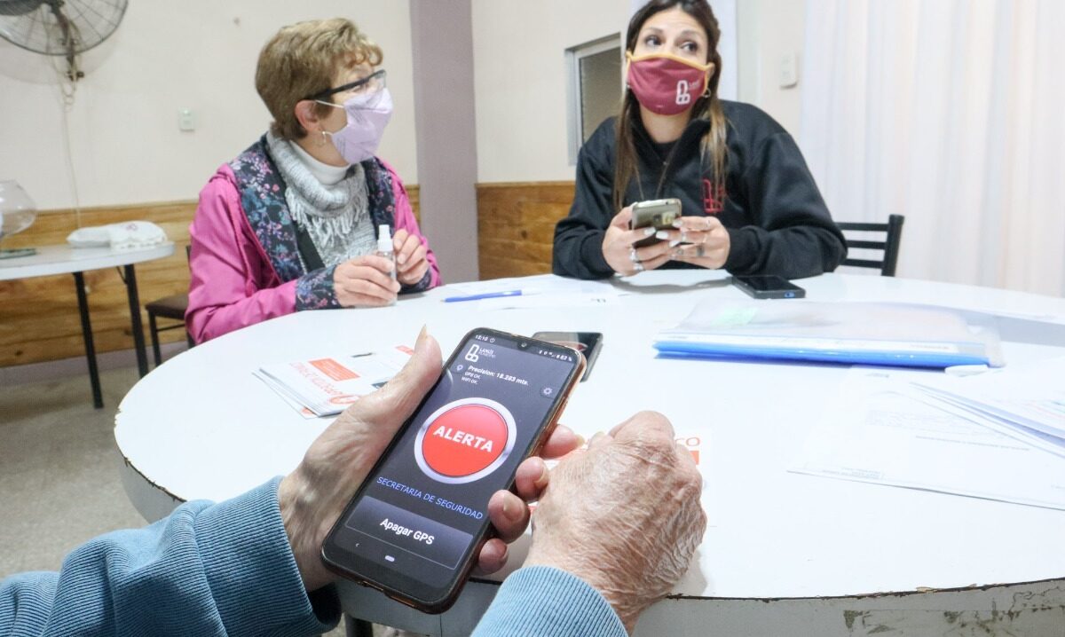 Seguridad de Lanús dará botones antipánico a adultos mayores