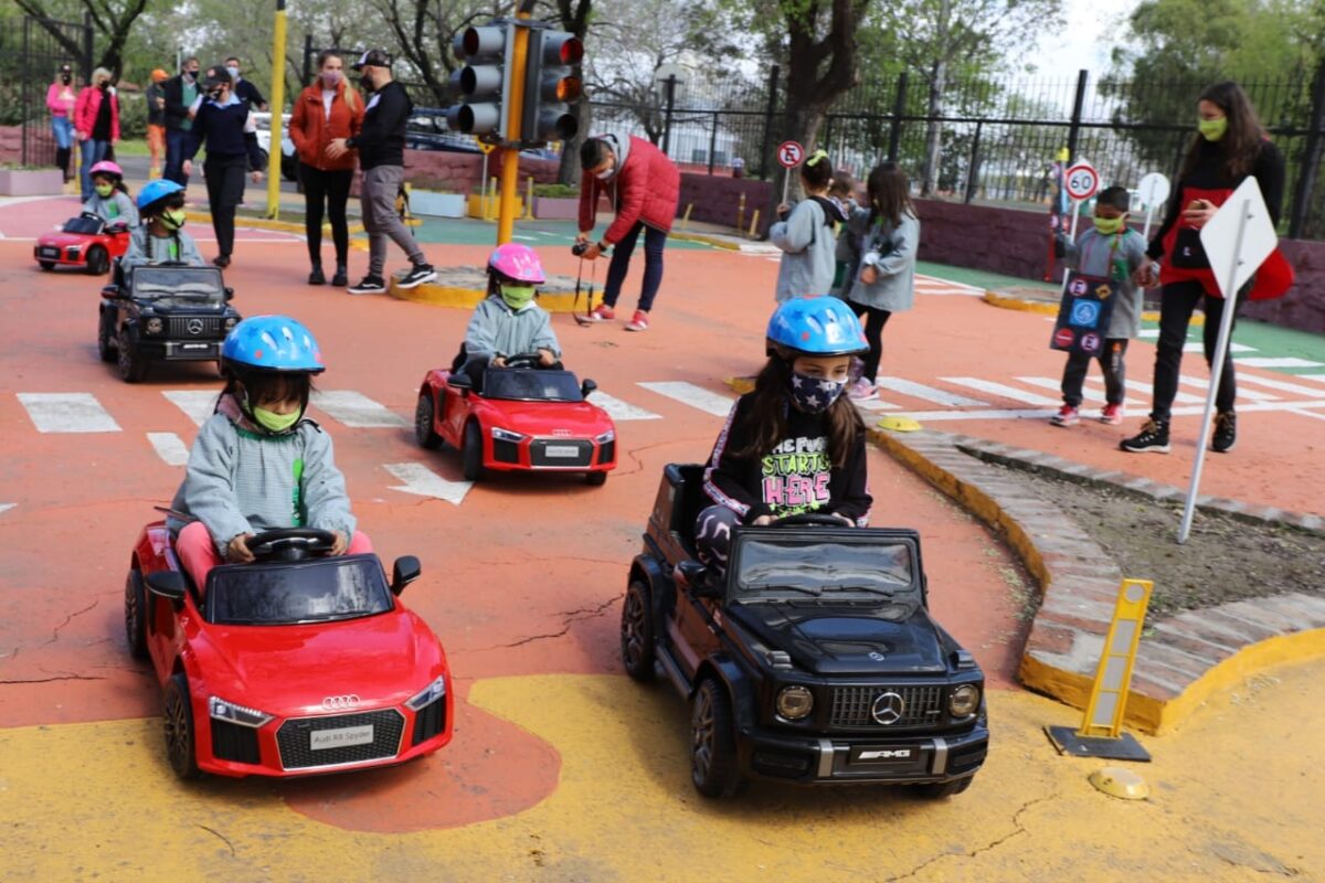 Capacitan a escolares sobre seguridad vial